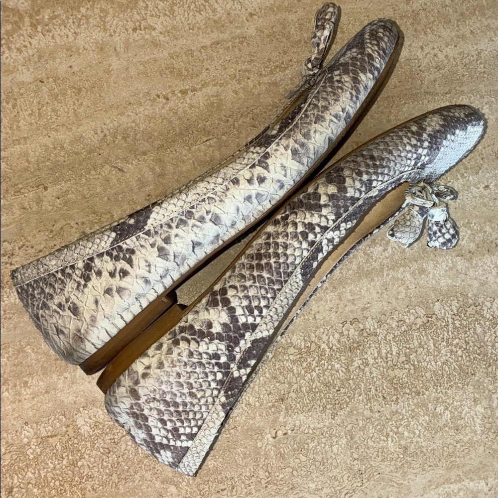 Stuart Weitzmsn Ballet Flat, Women 9.5, tan & cream Snakeskin with bow. EUC - Picture 9 of 16
